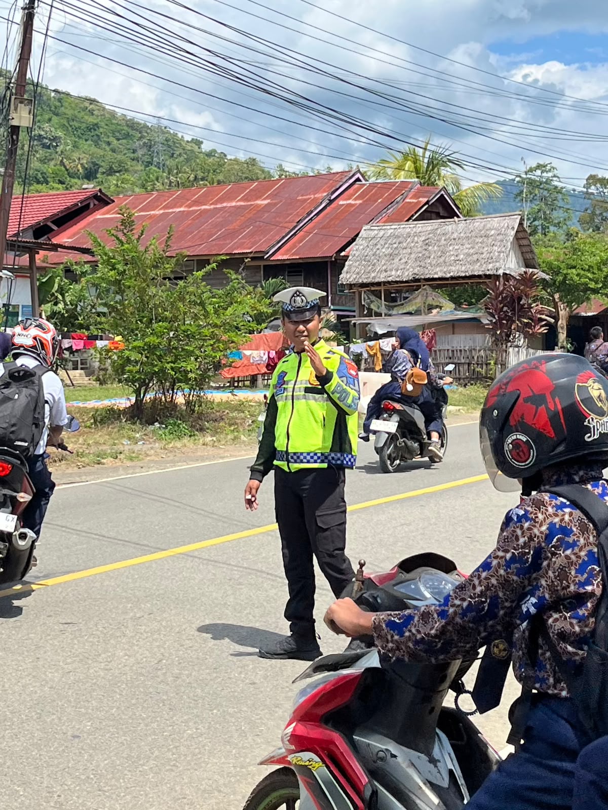 Jaga keselamatan Berkendara di Jam Pulang Sekolah, Ditlantas Polda Sulbar Gencarkan Pengaturan dan Edukasi