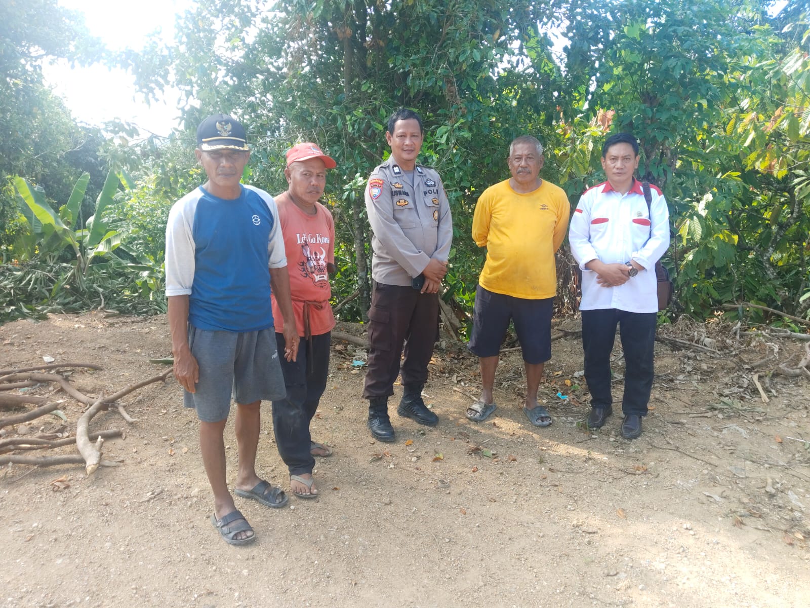 Bhabinkamtibmas Bersama Warga Atasi Kebocoran Pipa Air di Dusun Mattirowalie, Desa Batu