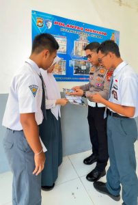 Ditlantas Polda Sulbar Pasang Mading Edukatif di SMA Negeri 1 Mamuju Wadah Belajar Tertib dan Selamat