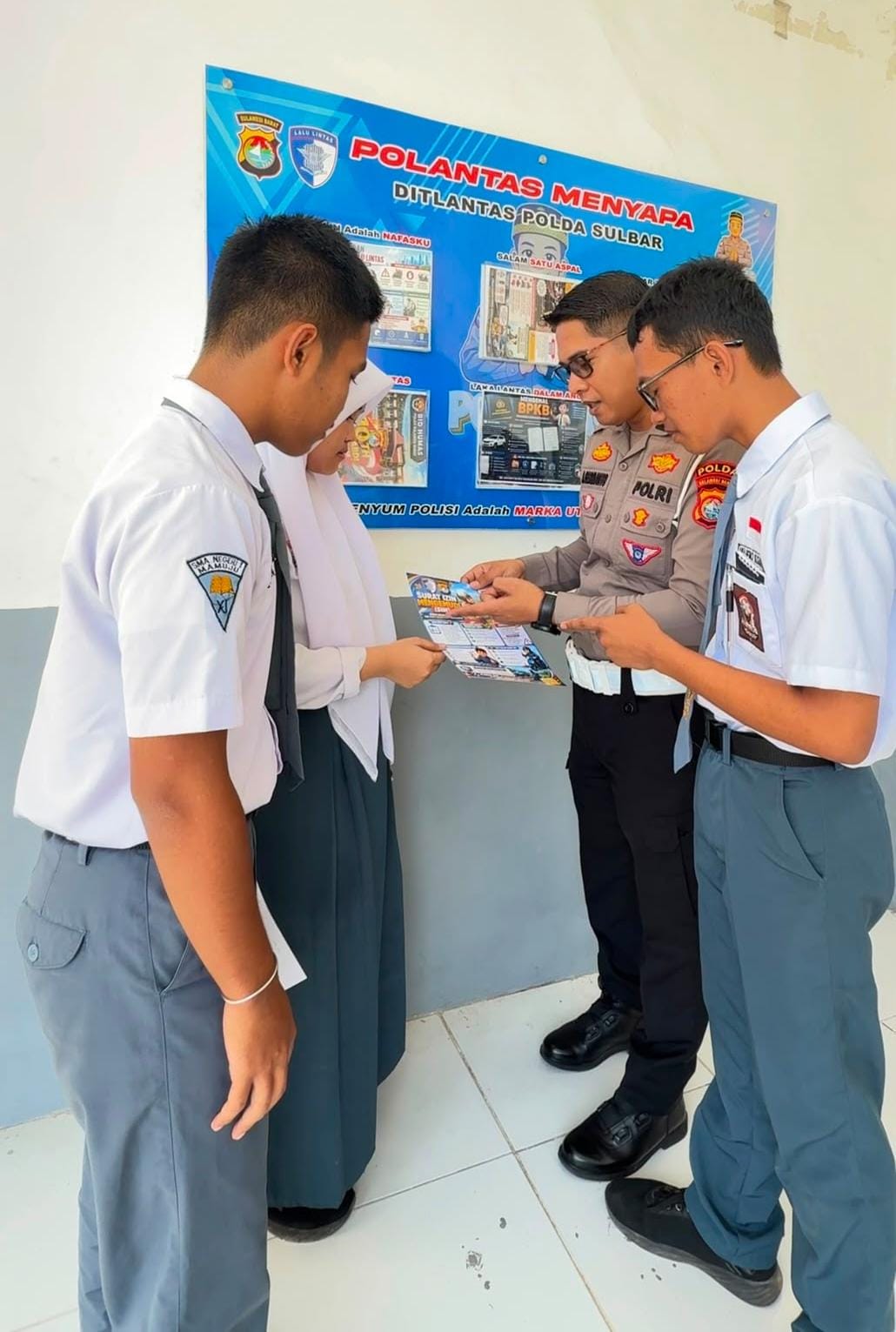 Ditlantas Polda Sulbar Pasang Mading Edukatif di SMA Negeri 1 Mamuju Wadah Belajar Tertib dan Selamat