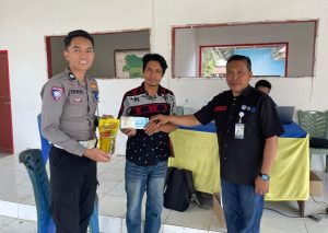 Samling Polantas Polda Sulbar Hadir di Tommo Mudahkan Urusan Administrasi dan Berbagi Minyak Goreng untuk Warga Taat Pajak