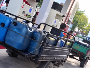 JERIGEN DIDUGA LEBIH DIUTAMAKAN WARGA TERPINGGIRKAN SOLAR SUBSIDI SPBU YOS SUDARSO PALOPO CEPAT HABIS ADA APA